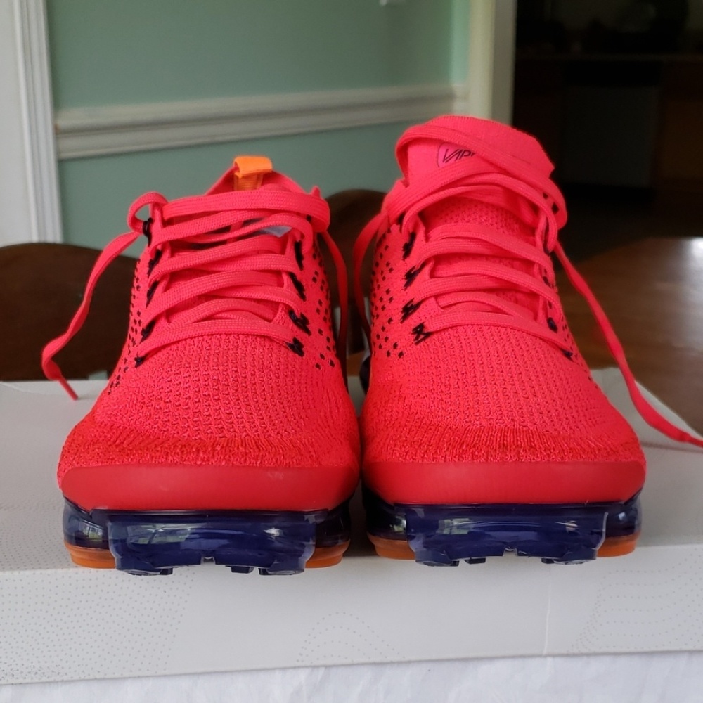 Tennis shoes